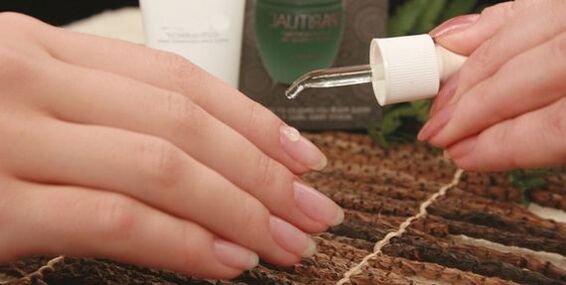 Nagelpilzbehandlung mit ätherischem Öl